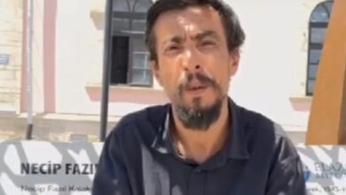 Ferhat Cengiz, belediye bankı üzerinde oturarak konuşuyor.