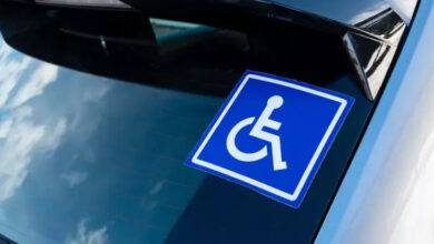 Arabanın engelli bireye ait olduğunu vurgulamak için arka bagaj kapısının camına, tekerlekli sandalye kullanan engelli bireyin tasfir eden bir logo yapıştırılmış.