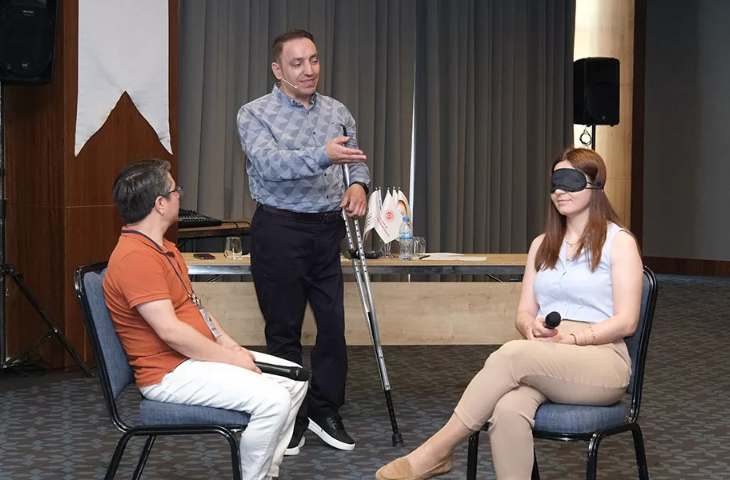 Engelsizkariyer.com'un kurucusu Mehmet Kızıltaş, işverenler için interaktif bir eğitim veriyor.