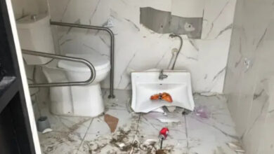 Engelli bireyler için yapılmış olan tuvaletin, lavabosu kırılmış ve yere parçaları dağılmış.