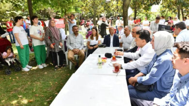 Yaza Merhaba etkinliğinde, engelli bireyler, aileleri ve Esenyurt Belediye Başkanıyla birlikte diğer organizasyonu yapan kişiler birlikte fotoğraf çekiliyorlar.
