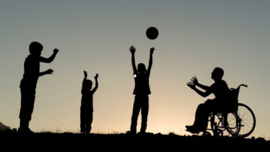 Yüzleri ve üstleri belirgin olmayan 4 çocuk bir daire şeklinde duruyor ve ekranın ortasında duran çocuğun havaya attığı top ile oyun oynuyorlar.. Ekranın sağında tekerlekli sandalye kullanan engelli birey de var.