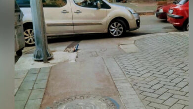 Engelli rampası önüne araç park edilmiş.