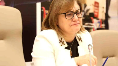 Gaziantep Büyükşehir Belediye Başkanı Fatma Şahin ağlamaklı bir şekilde karşısındaki kişiyi dinliyor.