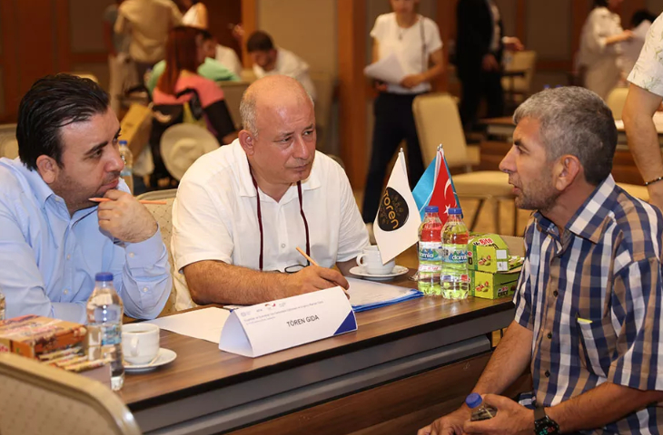 Gaziantep'te yapılan mülakata katılan engelli birey, insan kaynakları tarafından dinleniyor.