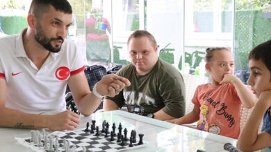 Bedensel engelli milli sporcu Sezer Uslucuk, diğer yeti kaybı olan engelli öğrencilere satranç öğretiyor.