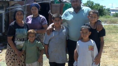 Fotoğrafta, sol tarafta iki kadın, yanlarında bir erkek ve önlerinde dört çocuk var.