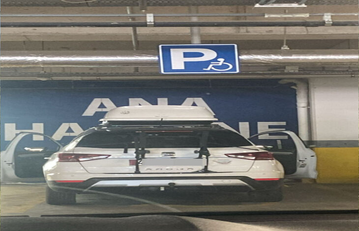 Engelli otopark alanında, engelli olmayan birine ait araç park edilmiş.