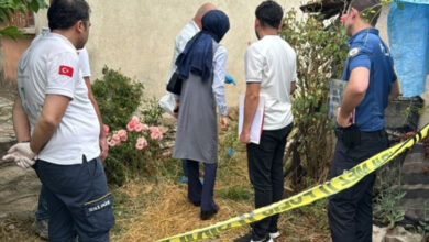 Fotoğrafta, olay yeri inceleme ekipleri var. Olay yeri inceleme ekibi arasında polis, doktor var.