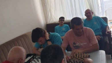 Manisa Görme Engelliler Spor Kulübü’nün satranç sporcuları masa üzerinde satranç antrenmanı yapıyor.