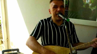 Görme engelli sanatçı Eser Tunçoğlu, telli bir müzik enstrümanı olan bağlama çalıp, şarkı söylüyor.