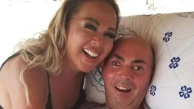 Safiye Soyman'ın, 25 yıldır MS (Multiple Skleroz) hastalığıyla mücadele eden oğlu Harun Akaröz'e sarılarak birlikte gülüyorlar.