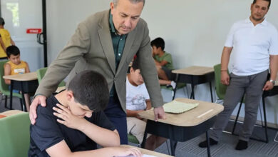 Görme engelli Kadir Alp Şinaydar, sırada oturuyor ve Sivas Belediye Başkanı Dr. Adem Uzun Kur’an-ı Kerim okumasını dinliyor.