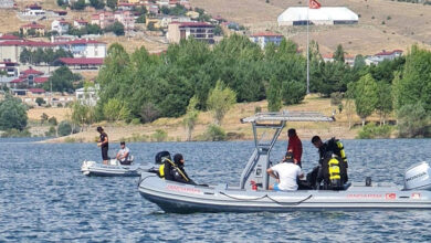 Gölet üzerine indirilmiş sürat su motorları üzerindeki arama, kurtarma ekipleri çalışırken çekilmiş bir fotoğraf.