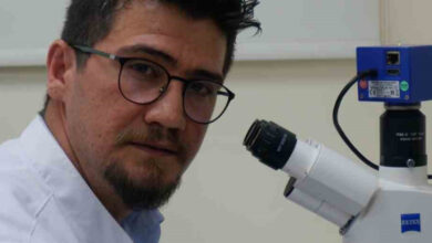 Türk bilim insanı Doç. Dr. Selçuk Özdemir, laboratuvarda önünde yer alan