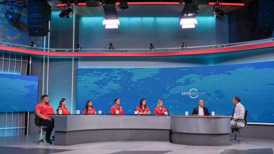 Türkiye Özel Sporcular Spor Federasyonu Başkanı Birol Aydın ve engelli sporcular katıldıkları programda sunucunun sorularını yanıtlıyorlar.