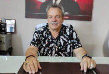 Türkiye Sakatlar Derneği Zonguldak Şube Başkanı Hüseyin Şirin, dernekte makam koltuğunda oturuyor.