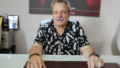 Türkiye Sakatlar Derneği Zonguldak Şube Başkanı Hüseyin Şirin, dernekte makam koltuğunda oturuyor.