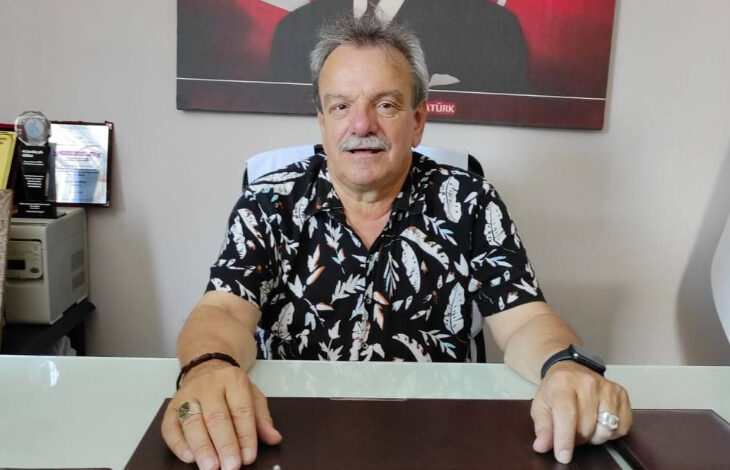 Türkiye Sakatlar Derneği Zonguldak Şube Başkanı Hüseyin Şirin, dernekte makam koltuğunda oturuyor.