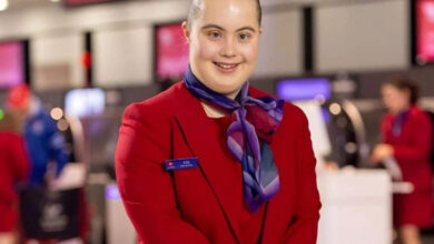 Down sendromlu Young Alle Sayers, iş kıyafeti ile fotoğrafı çekilmiş.