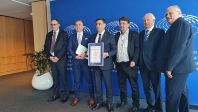 Engelli birey İstanbul Milletvekili Avukat Serkan Bayram ve Avrupa Parlamentosu (EES) Avrupa Ekonomik Senatosu yetkilileri ile beraber fotoğraf çekimi yapılıyor.