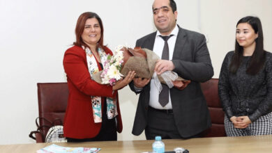 Altı Nokta Körler Derneği Aydın Şubesi Başkanı Bayram Özen, Aydın Büyükşehir Belediye Başkanı Özlem Çerçioğlu’na çiçek buketi veriyor.