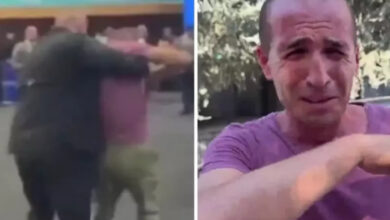 Fotoğraf iki bölümden oluşmaktadır. Sol tarafta siyah ceketli bir koruma engelli bireyi omuzundan tutarak sürüklüyor. Sağda ise mor bir tişört giyen engelli birey ağlıyor.