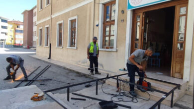 Bozüyük Rehberlik ve Araştırma Merkezi'nin giriş bölümü için uygun bir rampa için işçiler demirlerle temel yapıyor.