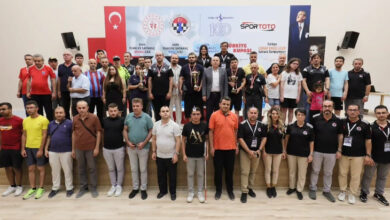 Fotoğrafta, Görme Engelliler Satranç Türkiye Şampiyonasına katılan görme engelli sporcular ve antrenörler birlikte fotoğraf çekimine katılıyorlar.