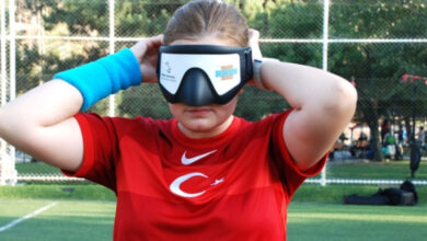 Görme engelli sporcu Ece Kır Üret, fotoğrafta futbol oynamak için özel yapım bir gözlük takıyor.