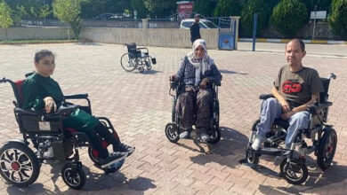 Fotoğrafta, 3 engelli birey akülü tekerlekli sandalye üzerinde oturuyor. Fotoğrafa göre soldan 2 kişi kadın, en sağdaki engelli birey ise erkek.
