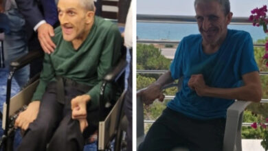 Engelli birey Fatih Güler'in, iki fotoğrafı yan yana duruyor. Sol tarafta, tekerlekli sandalye üzerinde oturuyor ve sağda ise bir balkonda plastik sandalye üzerinde oturuyor.