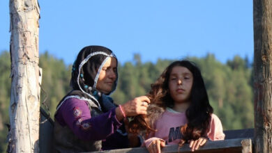 Görme engelli Sudenaz Şimşek'in saçlarını annesi örüyor.