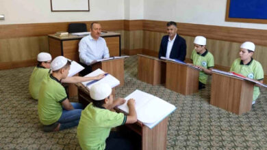 Kur'an Kursu'nda görme engelli öğrenciler braille alfabesi ile Kur'an okuyorlar.