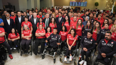 Paralimpik Milli Sporcular, Gençlik ve Spor Bakanı Osman Aşkın Bak, İstanbul Valisi Davut Gül, Türkiye Milli Paralimpik Komitesi Başkanı Murat Aksu, federasyon başkanları toplu fotoğraf çekimi için bir arada poz veriyor.