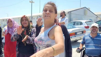 Prefabrik evlerin önünde engelli bireyler ve yakınları toplanmış yaşanan sorunları basın mensuplarına anlatıyorlar.