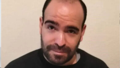 Zihinsel engelli birey Ramazan Baydar, yüzü gözükecek şekilde önünden fotoğrafı çekilmiş.