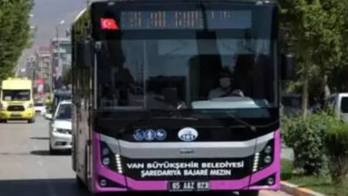 Van Büyükşehir Belediyesi, belediye otobüsü fotoğrafta var. Otobüsün rengi mor ve gri tonlarda.