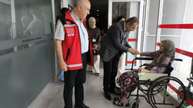 Kırklareli Aile ve Sosyal Hizmetler Müdürü Bilgin Özbaş, tekerlekli sandalye kullanıcısı yaşlı bir kadın ile karşılıklı olarak sohbet ediyor.