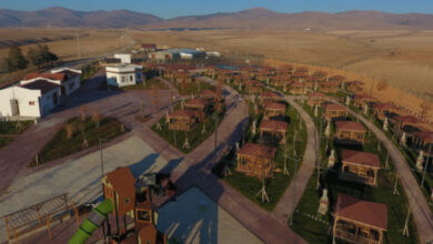 Kırköy Mesire Alanı'nın yukarıdan çekilmiş bir fotoğrafı ve alanda yer alan az katlı evler var.