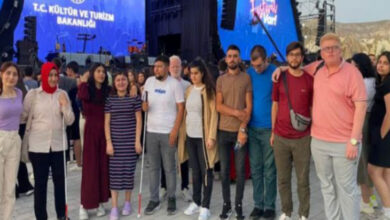 Aksaray Albino ve Görme Engelliler Derneği üyesi, albino ve görme engelli bireyler konser alanında yan yana durarak fotoğraf çekimi yapılıyor.