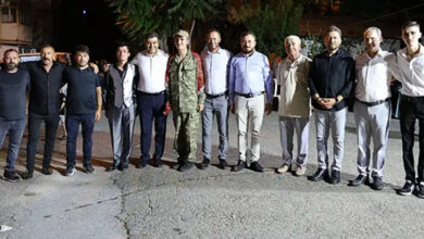 Engelli birey Mehmet Ali Karabacak'a askeri üniforma giydirilmiş ve etkinliğe katılan kişilerle fotoğraf çekimi yapılmış.