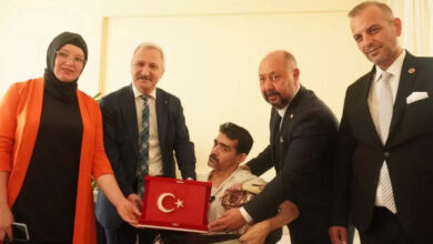 MHP Genel Başkan Yardımcısı Prof. Dr. Ahmet Selim Yurdakul, MHP Ankara Altındağ İlçe Teşkilatları ve İlçe Kadın, Aile, Çocuk ve Engelli Politikalarından sorumlu kişilerden oluşan bir ekip, tekerlekli sandalye kullanıcısı engelli bireye üzerinde Türk Bayrağı olan bir plaket veriliyor.