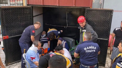 Fotoğrafta, engelli asansöründe yaralı kişileri çıkaran itfaiye ekipleri, polisler ve sağlık personeli müdahale ediyor.