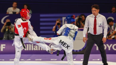 Fotoğrafta, tekvando maçında Türk paralimpik sporcu ve rakibi karşılıklı tekme atıyorlar.