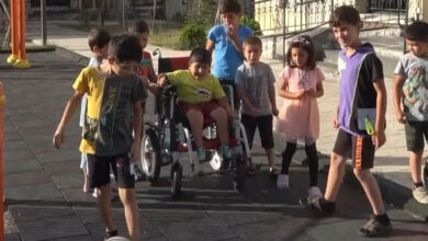 Akülü tekerlekli sandalye kullanan engelli Ümeyir Kandemir, arkadaşlarıyla birlikte oyun oynuyor.