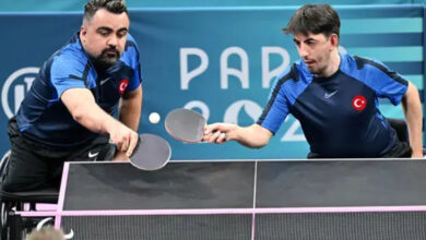 Paralimpik tenis sporcular Abdullah Öztürk, Nesim Turan birlikte masa tenisi mücadele ediyor.
