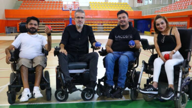 Akülü tekerlekli sandalye kullanan Süleymanpaşa Belediyesi Boccia Takımı sporcuları, yan yana fotoğraf çekimi için duruyorlar.