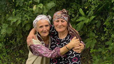Sayime Yazıcı ve Silva Yazıcı, birbirlerine sarılmış kameraya doğru bakıyorlar.