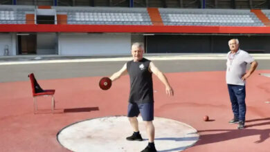 Görme engelli sporcu Musa Tarakci, açık spor salonunda disk atma antrenmanı yapıyor.